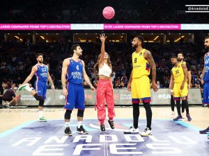 Anadolu Efes - Barcelona Maçında ’Pembe Top’