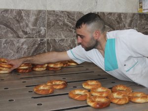 Sabah Hamur Açtığı Ellerle Akşam Kum Torbası Dövüyor!