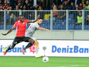 İlk Yarı Sessiz Bitti