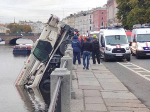 Rusya’da Vinç Nehre Uçtu