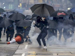 Hong Kong’da Yağmur Altında Protesto