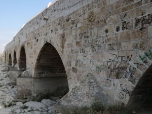 Dünyanın En Eski Köprüsüne Sprey Boya İle Yazı Yazdılar