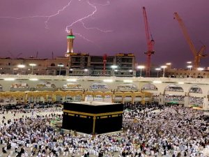 Mekke’de Şimşekler Gökyüzünü Aydınlattı