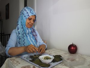 Kanser Hastası Kadın Sardığı Sarmalarla Öğrencilere Burs Veriyor