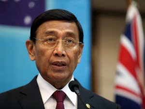 Endonezya Güvenlik Bakanı’na Bıçaklı Saldırı