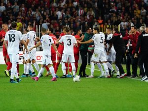 Milli Maçta Gerginlik