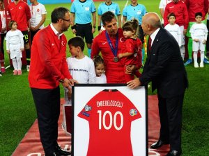 Emre Belözoğlu’na 100. Maç Hediyesi