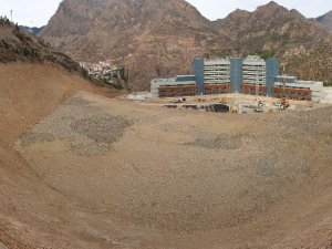 Yeni Hastane İçin Yerin 15 Kat Altına Duvar Yapılıyor