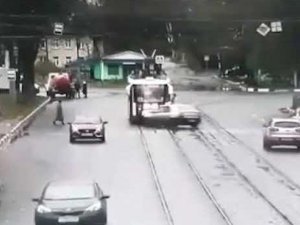 Telefonda Konuştuğu Kişiye Kızınca Aracıyla Yayaları Ezdi