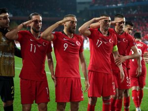 Uefa, Millilerin Asker Selamını İncelemeye Aldı