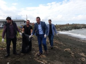 Belediye Başkanı Eldivenleri Giydi, Sahili Çöplerden Temizledi