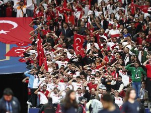 Stade De France’tan Mehmetçik’e Selam