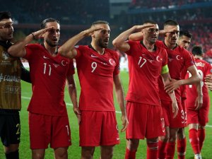 Uefa, Asker Selamına Soruşturma Başlattı