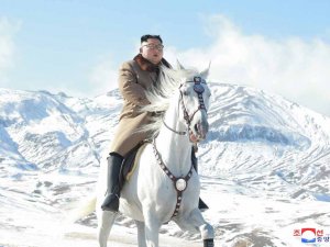 Kim’den Dünyaya Dağın Zirvesinde Mesaj