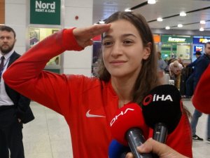 Dünya İkincisi Boksör Buse Naz Çakıroğlu’ndan Asker Selamı