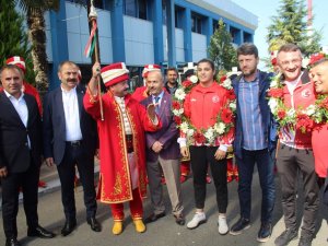 Dünya Şampiyonu Busenaz Sürmeneli Mehteranla Karşılandı