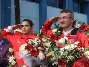 Dünya Şampiyonu Busenaz Sürmeneli Mehteranla Karşılandı