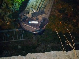 Köpekten Kaçan Otomobil Duvardan Aşağıya Düştü: 2 Yaralı