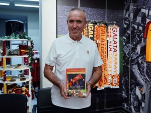 Galatasaray Efsanesi Zoran Simoviç, İmza Gününde Taraftarlarla Buluştu