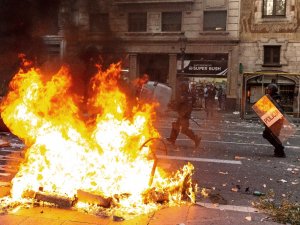 Ayrılıkçı Katalanlar Barselona Sokaklarını Ateşe Verdi