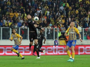 İlk Yarı Sessiz Bitti