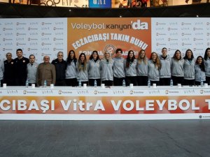 Eczacıbaşı Vitra, Kanyon’da Voleybolseverlerle Buluştu