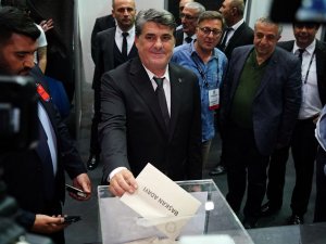 Beşiktaş’ta Başkan Adaylarından Serdal Adalı Oyunu Kullandı
