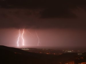 Hatay’da Şimşekler Geceyi Aydınlattı