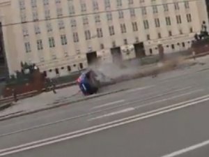 Aşırı Hız Yapan Araç Savunma Bakanlığı Önündeki Bariyerlere Daldı