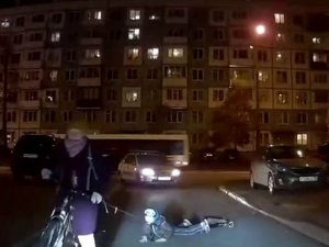 Rusya’da Çocuğunu Bisikletine Bağlayan Anne Tepki Çekti