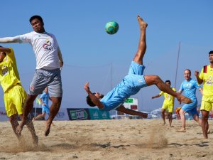 Alanya’da Düzenlenen Plaj Futbolu Şampiyonası Nefes Kesti