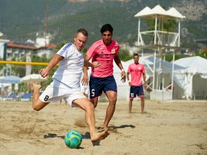 Dünya Kulüplerarası Plaj Futbol Şampiyonası Alanya'da Devam Ediyor