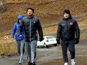 Kar Yağışına Aldırmadan Antrenman Yapıyorlar