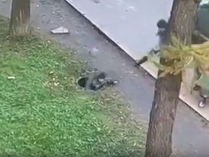 Lağım Çukuruna Düşen Çocuğu Annesi Saniyeler İçinde Kurtardı