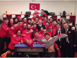 Milliler'den Galibiyet Pozu