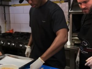 Trabzonsporlu Sturridge, Balık Pişirdi, Soğan Kırma Akımına Katıldı