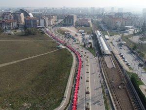 Öğrenciler 400 Metrelik Türk Bayrağını Böyle Taşıdı
