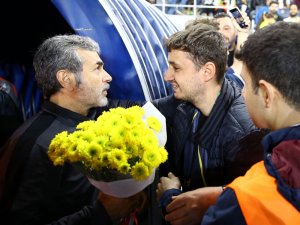 Fenerbahçe Taraftarından Aykut Kocaman’a Çiçek