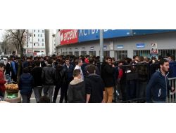 Bordo-mavili Taraftarlar, Fenerbahçe Maçına Büyük İlgi Gösteriyor