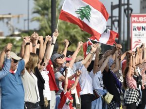Lübnan’da Göstericiler 170 Kilometrelik İnsan Zinciri Oluşturdu