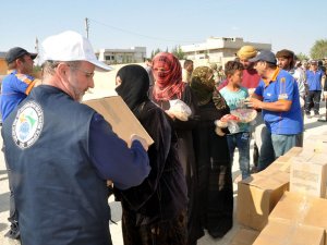 Telabyad’a 10 Araçlık İnsani Yardım Konvoyu Ulaştı
