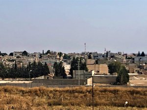 Resulayn Sokaklarından Çocuk, Minarelerden Ezan Sesi Yükseliyor