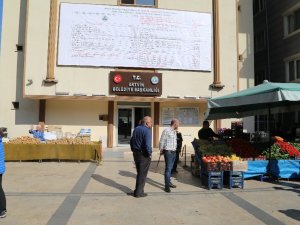 Esnaf Tezgahını Bu Kez Belediye Binası Önünde Açtı