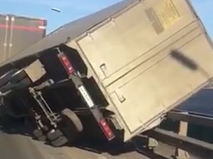 Rusya Fırtına Köprü Üstündeki Tırı Yan Yatırdı