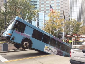 Abd’de Yolcu Otobüsü Çukura Düştü