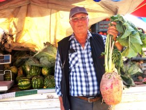 Pazara Getirilen 4 Buçuk Kiloluk Turp İlgi Odağı Oldu