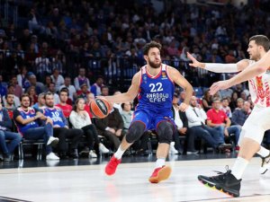 Anadolu Efes 4. Galibiyetini Aldı