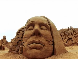 Danimarka’da Kum Heykellerden Dev Duvar Yapıldı