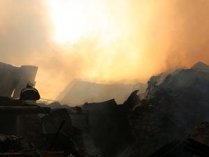 Bayburt’ta Yangın: 7 Ev, 2 Ahır Kullanılamaz Hale Geldi