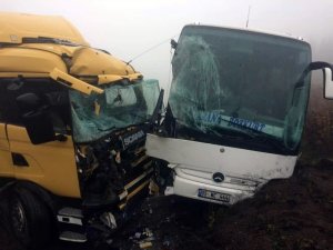Yolcu Otobüsü İle Tır Çarpıştı: 5 Yaralı